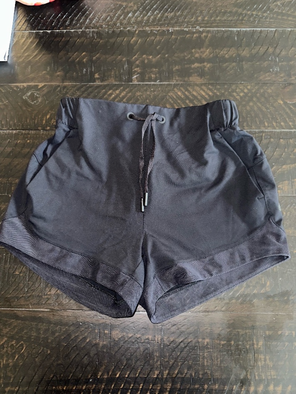 Lululemon Shorts Women Sz 2 Black Spring Break Away Drawstring Pockets Cuffed